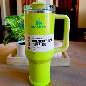 Bundled. 🎄 Custom: citron splatter 40 oz